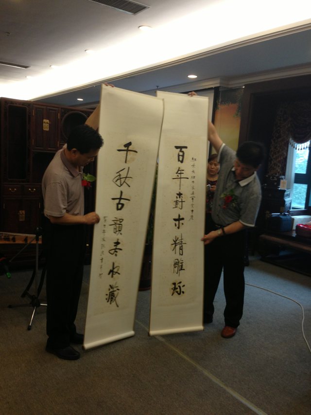 啟功門下張瑄老師為仙游紅景天紅木石家莊開(kāi)展現(xiàn)場(chǎng)揮毫潑墨
